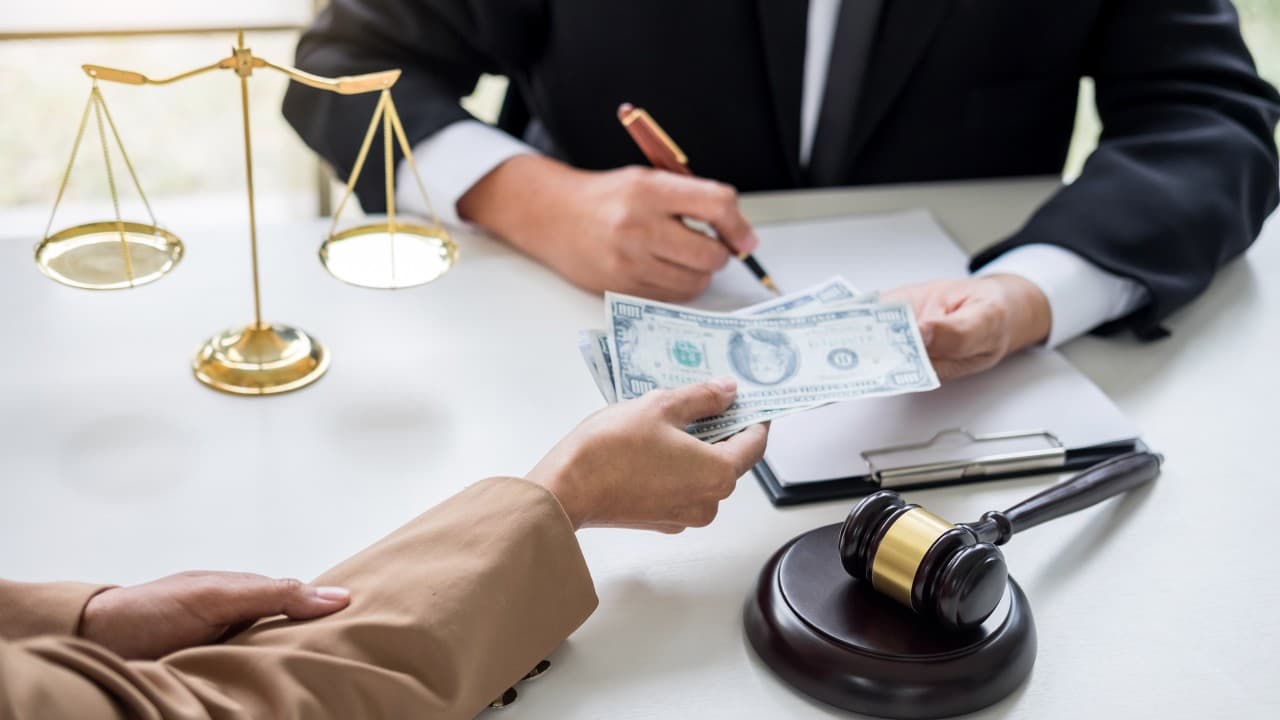 UNVEILING THE SECRETS: HOW TO CLAIM ACTUAL LAWYER FEES IN UAE COURT BATTLES