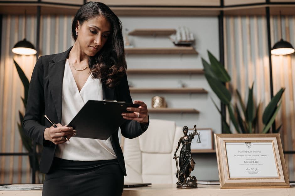 Shareholder Agreement Lawyer Dubai: Key Clauses for a Dubai LLC